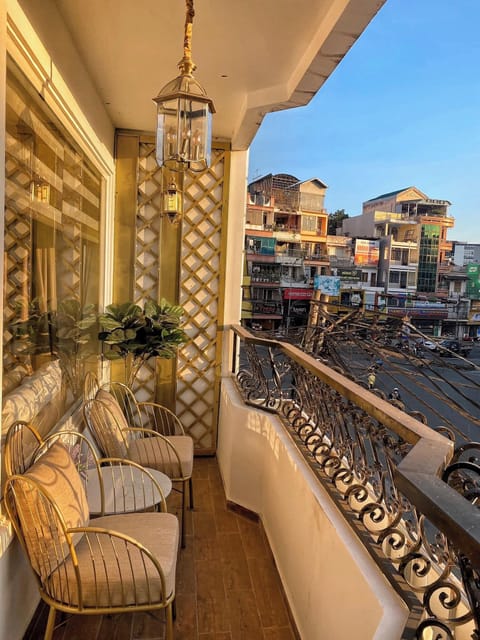 Signature Suite, City View | Desk, laptop workspace, soundproofing, iron/ironing board