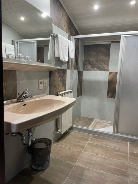 Triple room | Bathroom | Hair dryer, towels, soap, shampoo