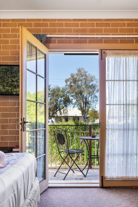 Deluxe Quadruple Room | Soundproofing, iron/ironing board, WiFi (free), bed sheets