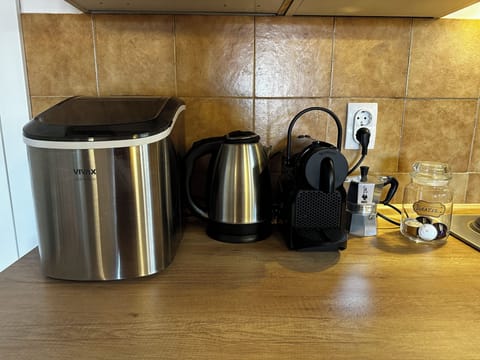 Espresso maker, electric kettle
