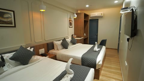 Family Room | Egyptian cotton sheets, premium bedding, memory foam beds, desk