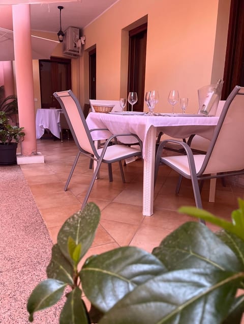 House, 1 Bedroom, Smoking, Patio | Dining room