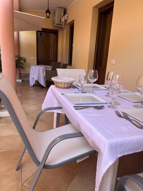 House, 1 Bedroom, Smoking, Patio | Dining