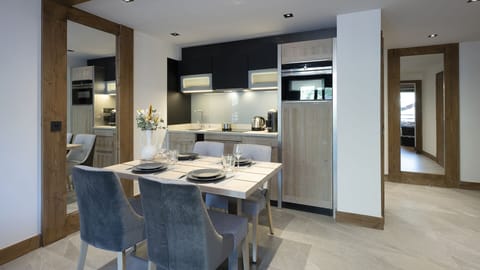 Junior Suite | Private kitchen | Highchair