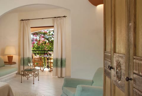 Junior Studio Suite | Minibar, in-room safe, desk, cribs (free)