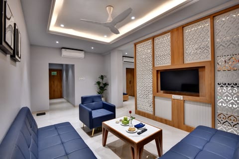 Studio Suite, City View | In-room safe, desk, iron/ironing board, free WiFi