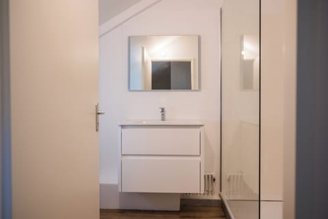 Deluxe Duplex, Sea View | Bathroom | Shower, free toiletries, hair dryer, towels