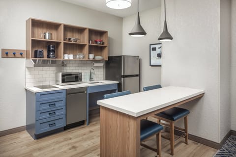 Suite, 1 Bedroom (Low Floor) | In-room safe, desk, iron/ironing board, free WiFi