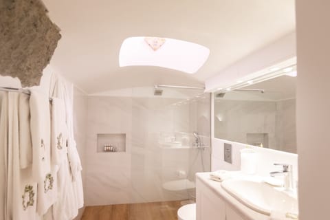 Suite (Nureyev) | Bathroom | Shower, rainfall showerhead, free toiletries, hair dryer