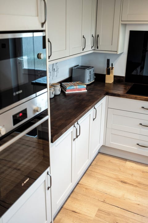 House, Garden View | Private kitchen | Electric kettle, toaster