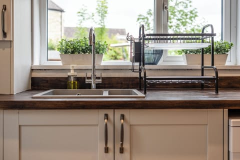 House, Garden View | Private kitchen | Electric kettle, toaster