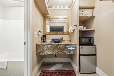 Suite, 1 King Bed, Non Smoking (Roman) | Bathroom | Hair dryer, towels