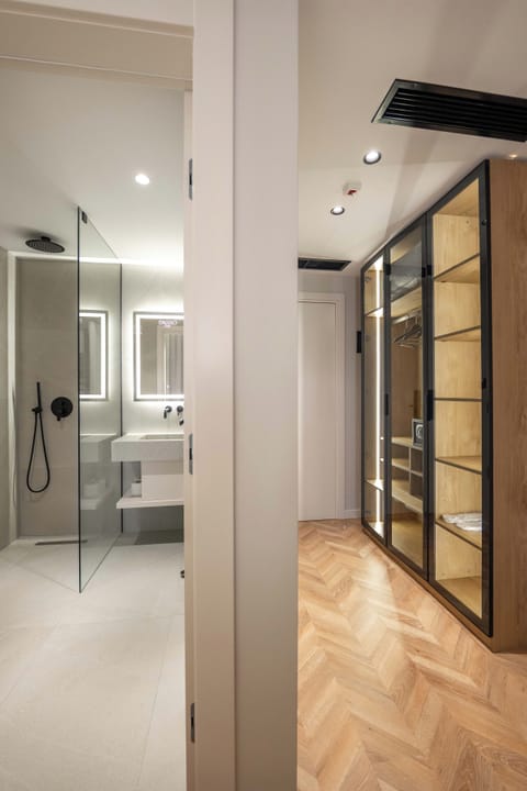 Deluxe Double Room, Balcony | Minibar, desk, soundproofing, free WiFi