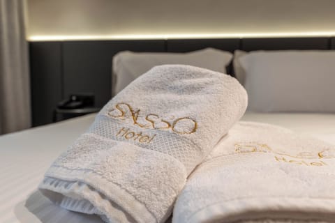 Deluxe Double Room, Balcony | Minibar, desk, soundproofing, free WiFi