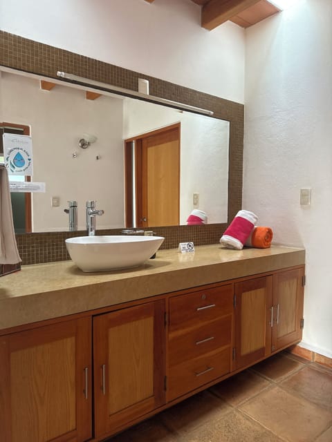 Superior Room, Garden View | Bathroom | Shower, towels, soap, shampoo