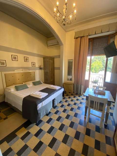 Camera HAPPY con letto matrimoniale o 2 letti singoli, con balcone vista città | Iron/ironing board, free WiFi