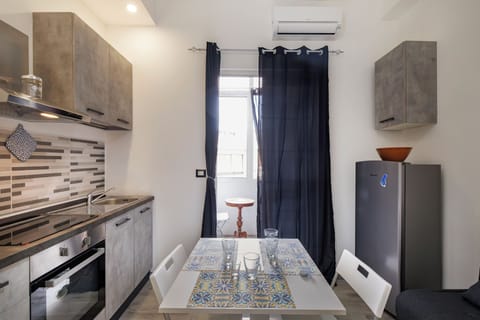 Deluxe Studio Suite | Private kitchen | Mini-fridge