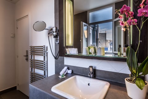 Deluxe Double Room | Bathroom sink