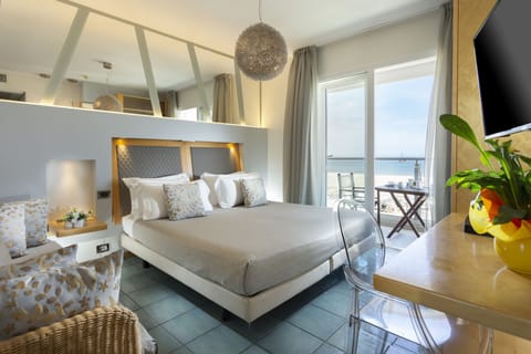 Deluxe Double Room, Sea View | Minibar, in-room safe, desk, soundproofing