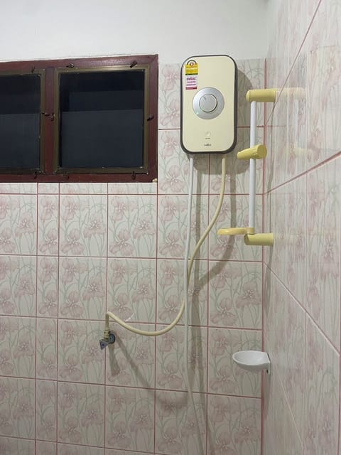 Standard Double or Twin Room | Bathroom | Soap, shampoo, toilet paper