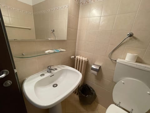 Deluxe Double Room, Lake View | Bathroom | Hair dryer, towels