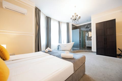 Royal Studio Suite, City View | Bathroom shower