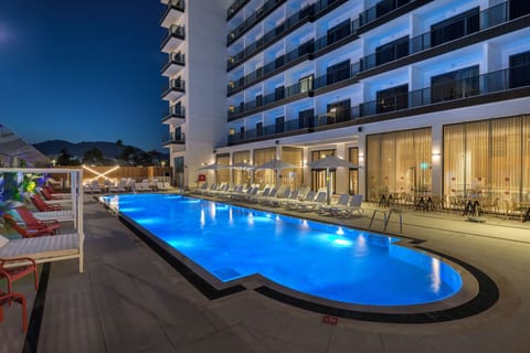 Outdoor pool, pool umbrellas, sun loungers