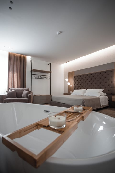 Exclusive Room | Hypo-allergenic bedding, in-room safe, desk, laptop workspace