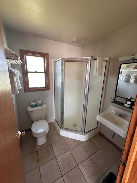 Basic Double Room | Bathroom | Hair dryer, towels, soap, shampoo