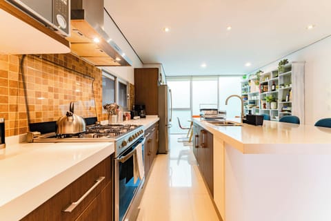 Executive Apartment, 3 Bedrooms, City View | Private kitchen