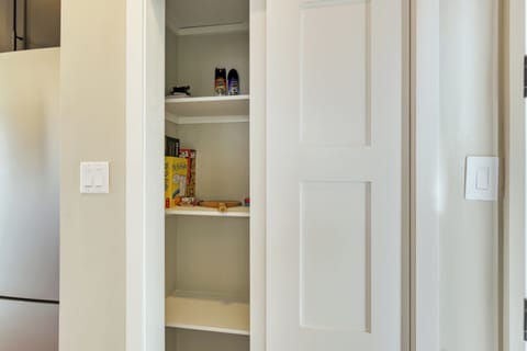 Family Cabin, Kitchen, Mountain View | Private kitchen | Fridge, microwave, oven, stovetop