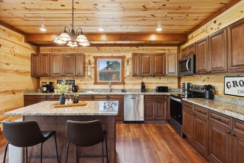 Cabin, 6 Bedrooms | Private kitchen | Fridge, oven, coffee/tea maker, toaster