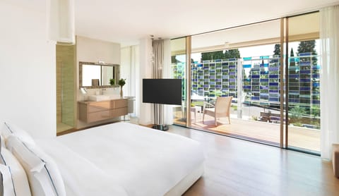 Junior Suite | In-room safe, individually decorated, individually furnished, desk