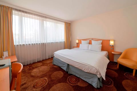 Prestige Suite  | Minibar, in-room safe, desk, blackout drapes