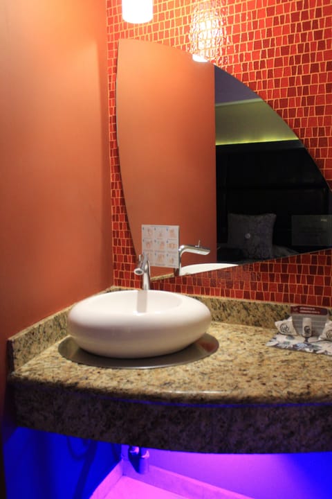 Deluxe Room | Bathroom | Shower, free toiletries, hair dryer, towels