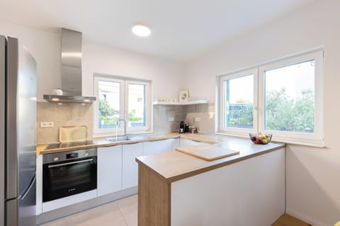 Apartment | Private kitchen | Fridge, oven, stovetop, dishwasher