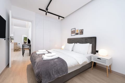 Deluxe Apartment, 1 Bedroom, Patio, Garden View | 1 bedroom, Egyptian cotton sheets, premium bedding, in-room safe