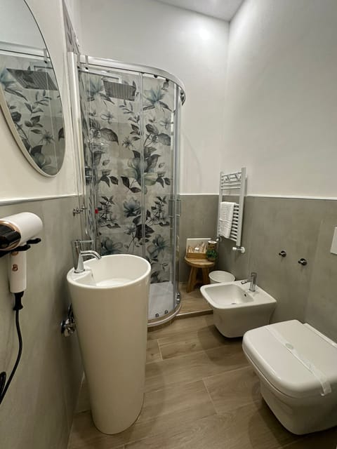 Comfort Double or Twin Room, 1 Queen Bed, Non Smoking, Private Bathroom | Bathroom | Shower, hair dryer, towels, soap