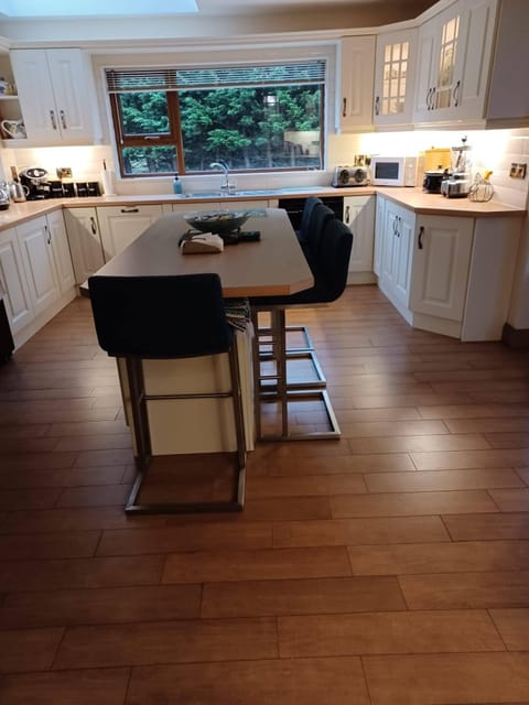 Cottage | Private kitchen | Fridge, microwave, oven, stovetop