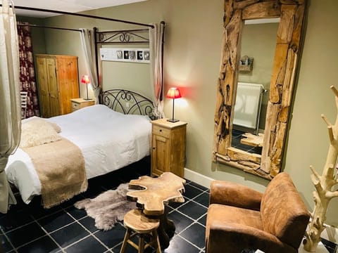 Double Room, Bathtub, Queen size bed | Blackout drapes, free WiFi, bed sheets