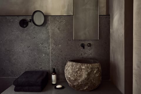 Signature Suite (Pool) | Bathroom | Shower, free toiletries, hair dryer, slippers