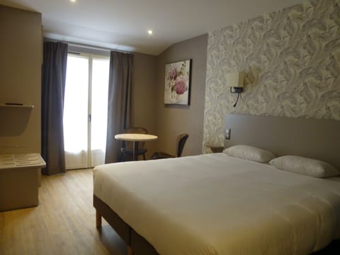 Chambre Double Terrasse | Individually decorated, desk, blackout drapes, free WiFi