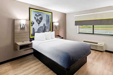 Room, 1 Queen Bed, Non Smoking | Desk, laptop workspace, blackout drapes, free WiFi