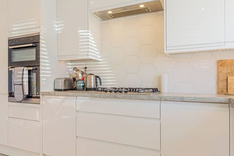 House, City View | Private kitchen | Electric kettle, toaster