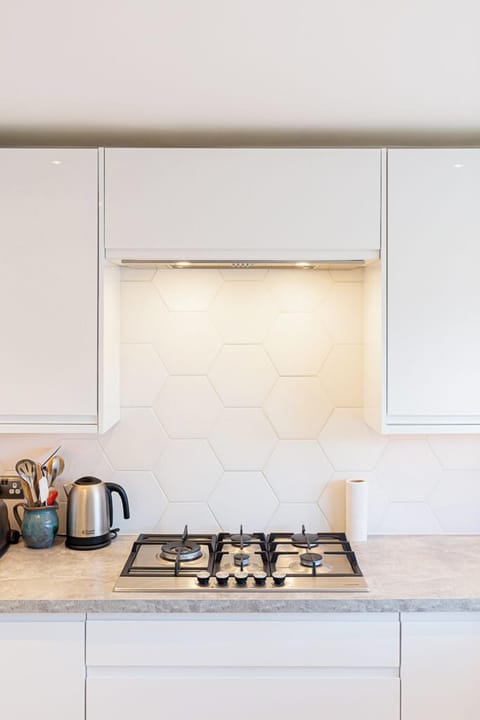 House, City View | Private kitchen | Electric kettle, toaster