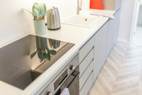 House, Patio, City View | Private kitchen | Electric kettle, toaster