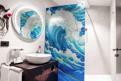 Deluxe Quadruple Room | Bathroom | Shower, rainfall showerhead, free toiletries, hair dryer