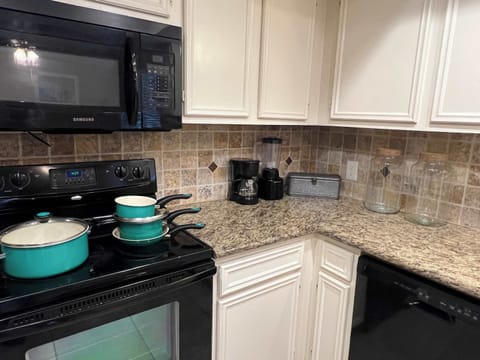 House, Multiple Beds, Patio, Garden View (Katy Hideaway) | Private kitchen | Fridge, microwave, oven, stovetop