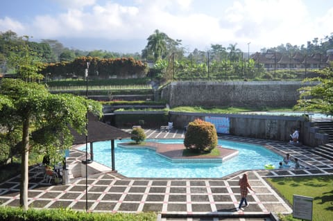 2 outdoor pools