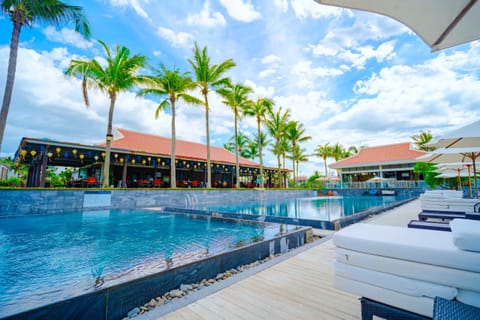 2 outdoor pools
